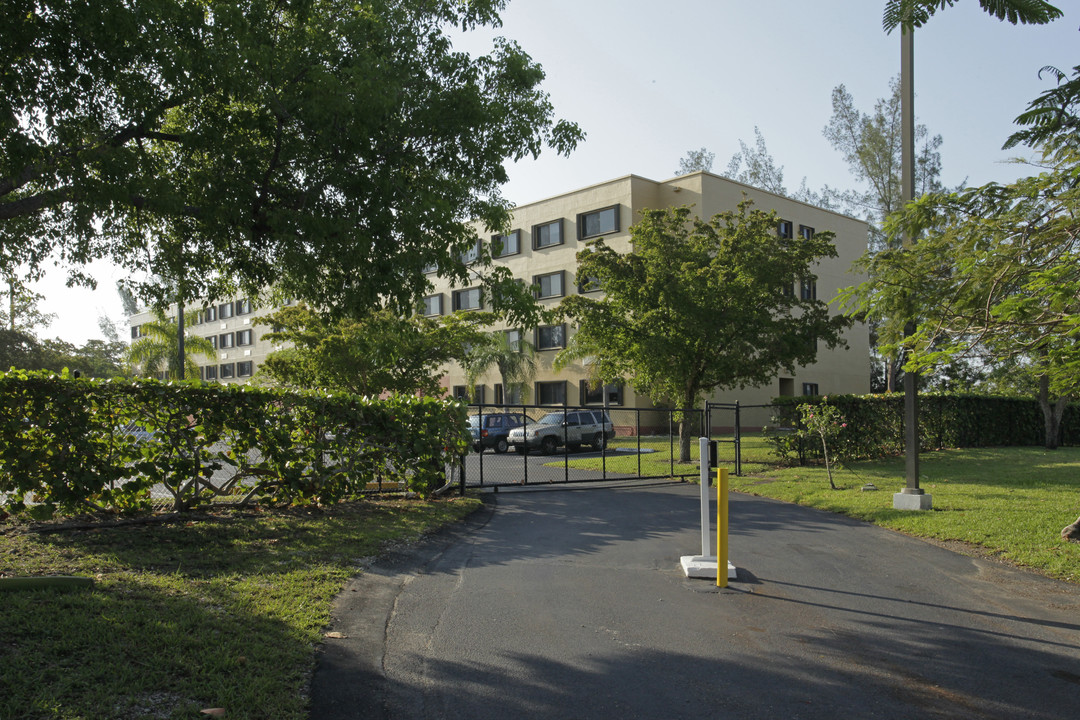 Lakeshore Apartments in Miami, FL - Building Photo