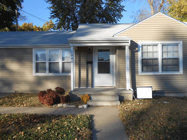 1840 Hunting Avenue in Manhattan, KS - Foto de edificio