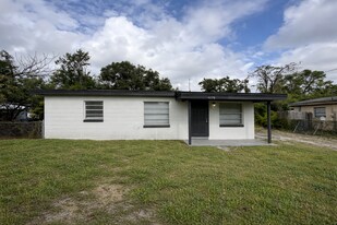 4226 N Sandalwood Cir in Tampa, FL - Building Photo