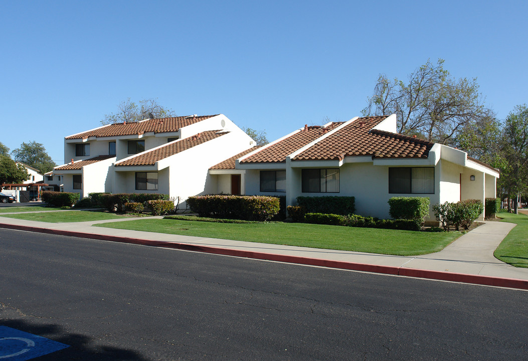 1050 Partridge Dr in Ventura, CA - Foto de edificio