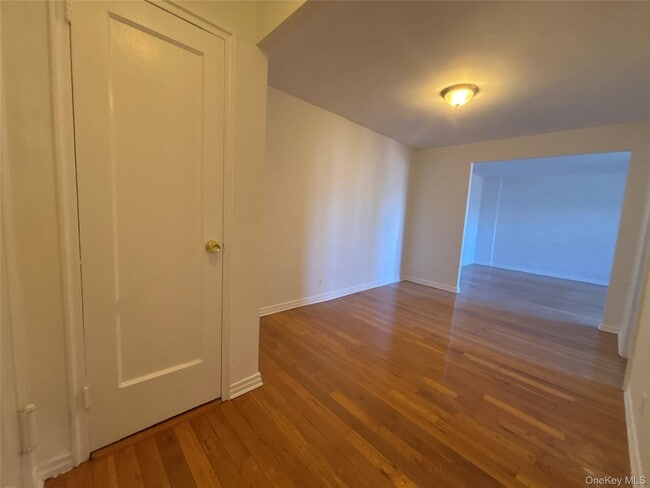 23 Schenck Ave in Great Neck, NY - Building Photo - Building Photo