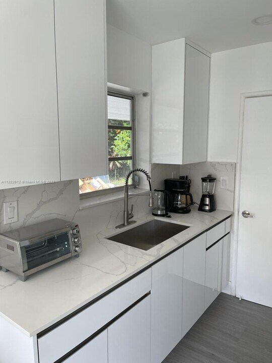 821 NE 6th St-Unit -2 in Hallandale Beach, FL - Building Photo