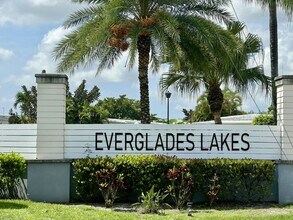 5220 SW 33rd St in Davie, FL - Foto de edificio - Building Photo