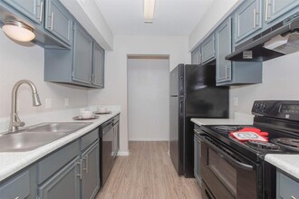3125 Crestdale Dr, Unit 2527 in Houston, TX - Building Photo - Building Photo