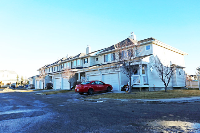 75 Country VIllage Ln NW in Calgary, AB - Building Photo - Building Photo