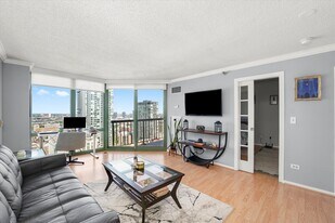 111 W Maple St, Unit 2508 in Chicago, IL - Building Photo