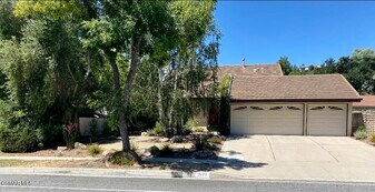 1075 Triunfo Canyon Rd in Westlake Village, CA - Building Photo