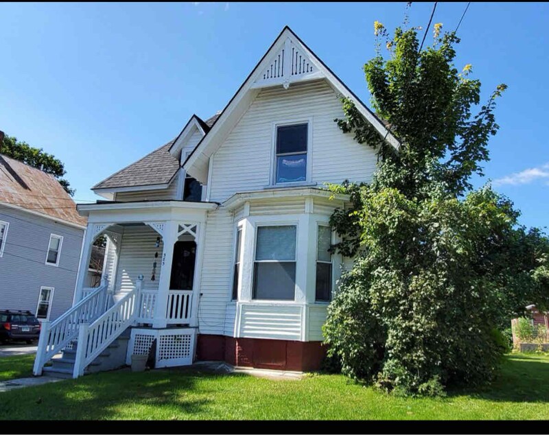 385 Spring St in St Johnsbury, VT - Building Photo