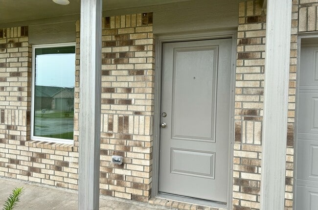 406 Emma St in Angleton, TX - Building Photo - Building Photo
