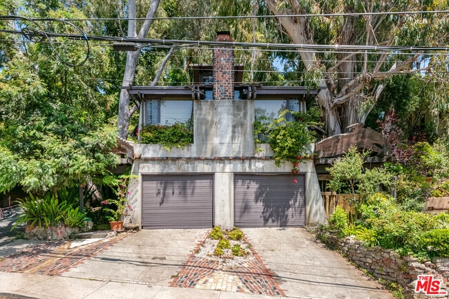 516 Latimer Rd in Santa Monica, CA - Building Photo - Building Photo