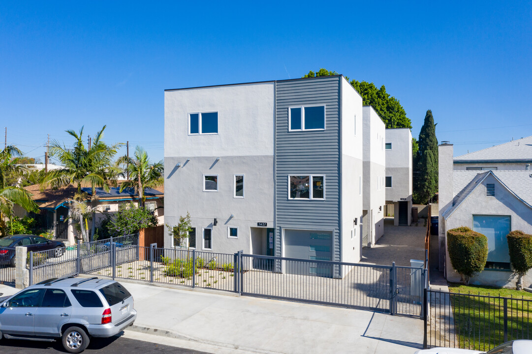 11437 Hatteras St in North Hollywood, CA - Building Photo