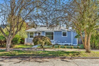 7348 29th Ave SW in Seattle, WA - Foto de edificio - Building Photo