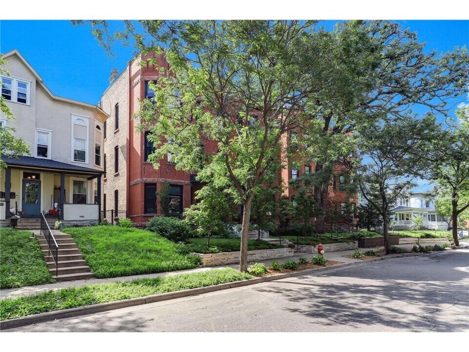 1520 Elliot Ave S in Minneapolis, MN - Building Photo