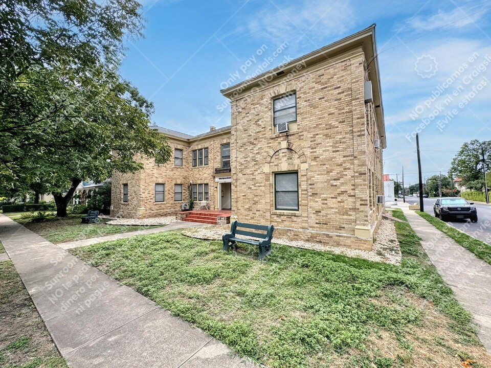 128 W Magnolia Ave in San Antonio, TX - Building Photo