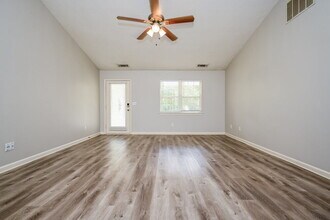 76 Mallie Ct in Hampton, GA - Building Photo - Building Photo