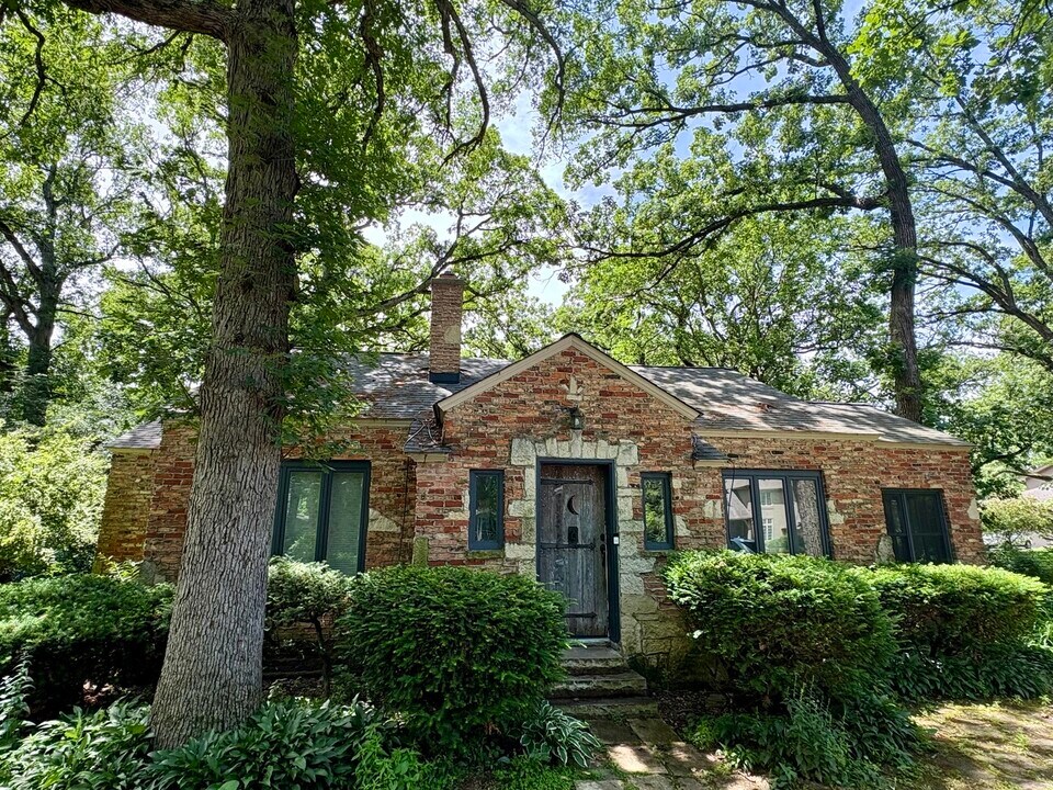 1777 S Shore Dr in Village Of Lakewood, IL - Building Photo