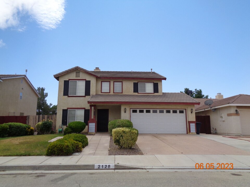 2128 Westpark Dr in Rosamond, CA - Building Photo