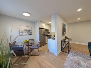 531 W Aldine Ave, Unit 414 in Chicago, IL - Building Photo - Building Photo