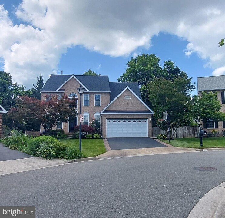 121 Apple Blossom Way in Gaithersburg, MD - Building Photo