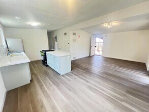 9267 Fairlawn St in Santee, CA - Foto de edificio - Building Photo