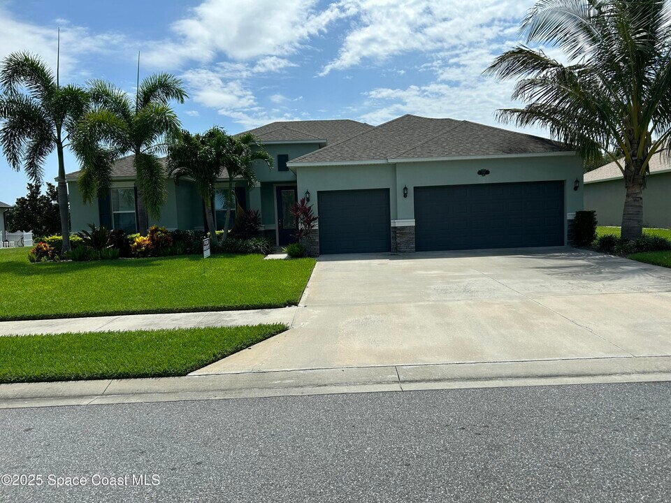 737 Dove Landing Ave in Palm Bay, FL - Building Photo