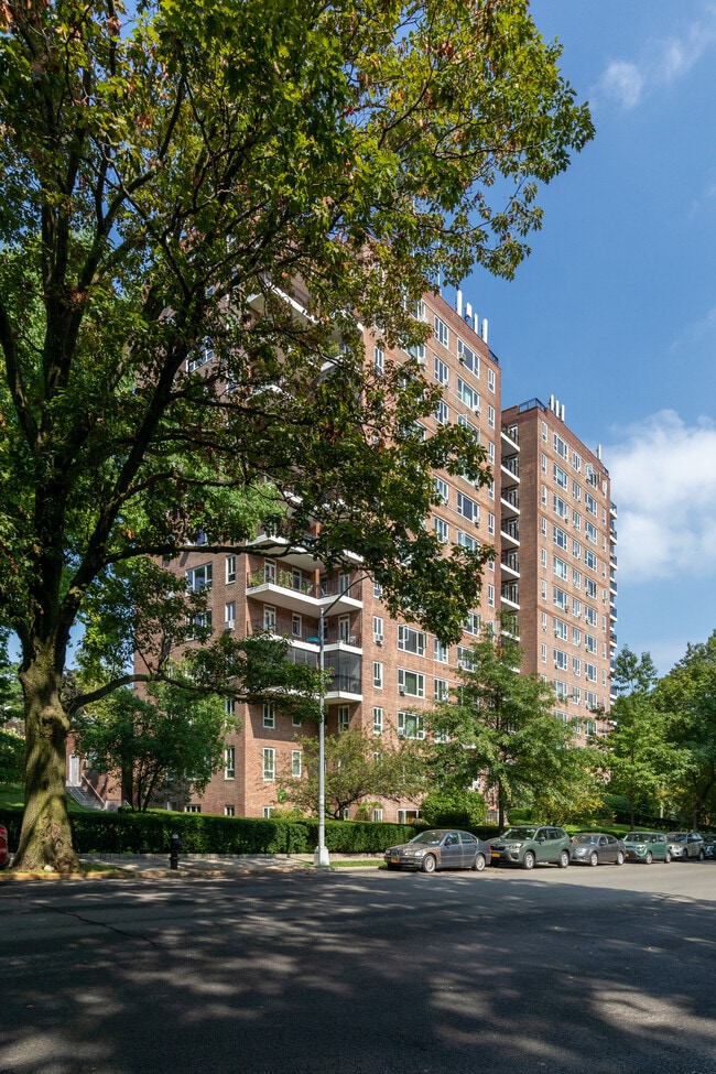 River House in Riverdale, NY - Foto de edificio - Building Photo