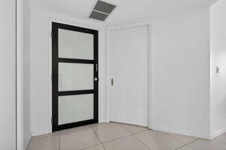 9595 Collins Ave in Surfside, FL - Foto de edificio - Building Photo