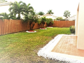 14300 SW 159th Pl in Miami, FL - Foto de edificio - Building Photo