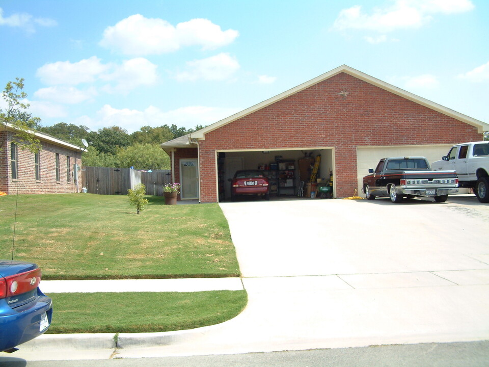 953 Sylvia St in Weatherford, TX - Building Photo