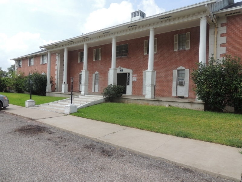 Colonial Arms Apartments in Port Lavaca, TX - Building Photo