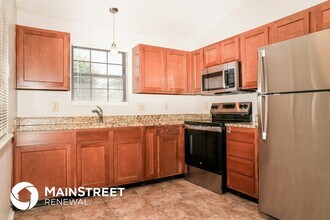 4002 Harmony Dr in Indianapolis, IN - Foto de edificio - Building Photo