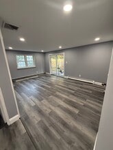 114 Jamie St, Unit 1 in Islip Terrace, NY - Foto de edificio - Building Photo