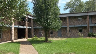 Chateau Apartments in Moss Point, MS - Building Photo - Building Photo