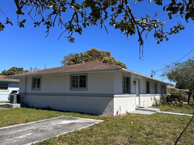1209 NE 136th Terrace in North Miami, FL - Building Photo - Building Photo