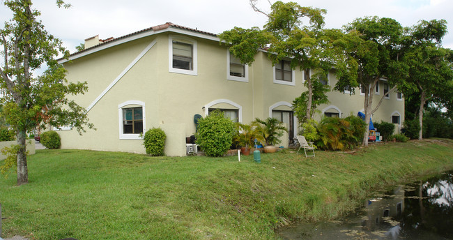 Royal Palm Townhomes in Coral Springs, FL - Building Photo - Building Photo