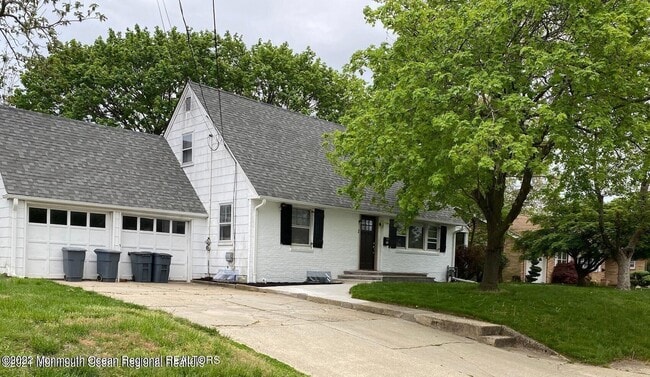 32 Baker Dr in West Long Branch, NJ - Building Photo - Building Photo
