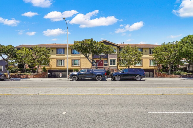 4633 Marine Ave, Unit 228 in Lawndale, CA - Foto de edificio - Building Photo