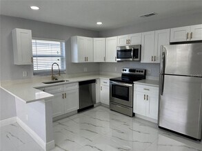7813 Lakeshore Dr in Tampa, FL - Building Photo - Building Photo