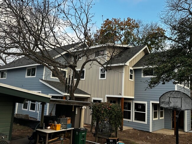 3904 Tonkawa Trl, Unit 3904A in Austin, TX - Foto de edificio - Building Photo