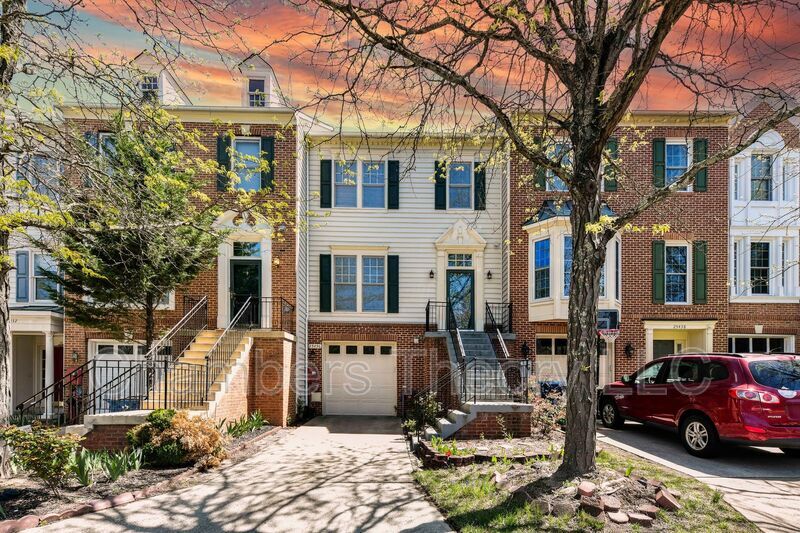25436 Herring Creek Dr in Chantilly, VA - Foto de edificio