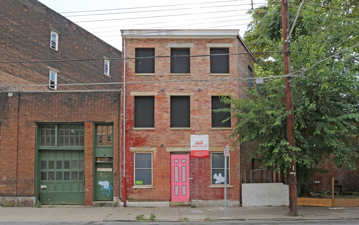 33 E McMicken Ave in Cincinnati, OH - Building Photo