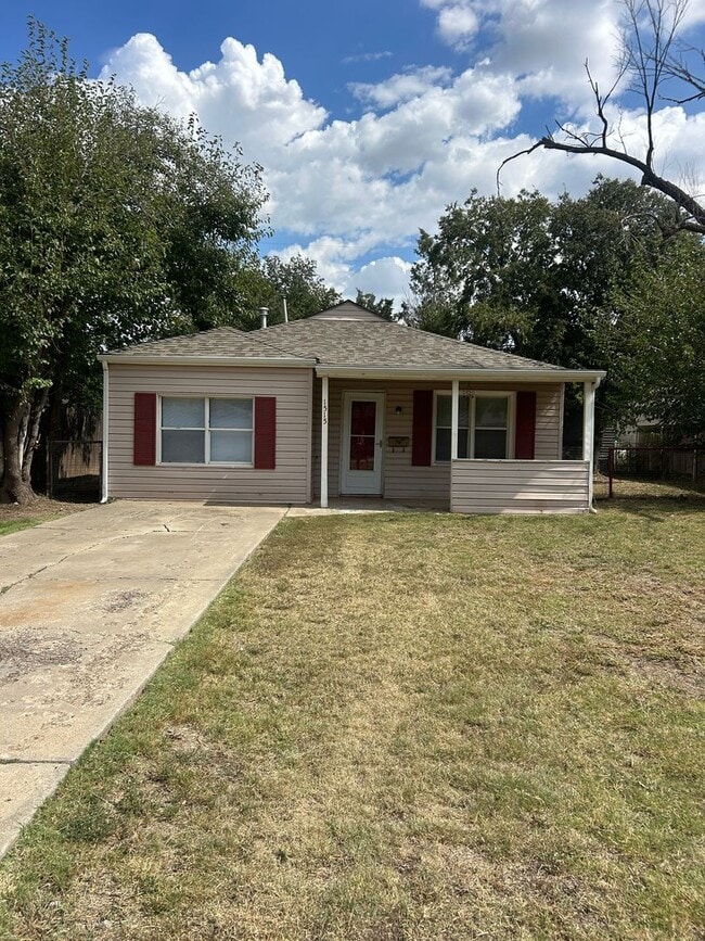 property at 1515 S Travis St