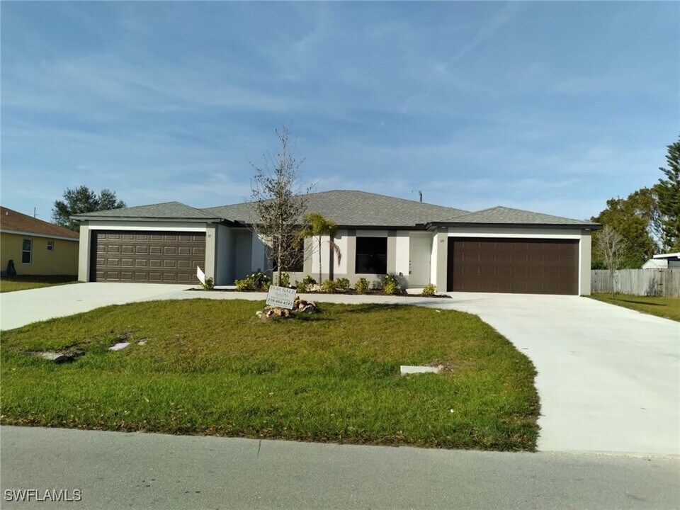 121 SE 13th St in Cape Coral, FL - Building Photo