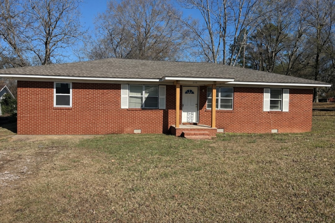 216 E Clayton St in Baldwyn, MS - Building Photo