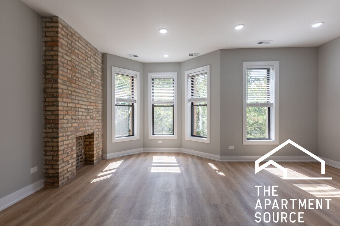 427 W Belmont Ave, Unit 2 in Chicago, IL - Building Photo