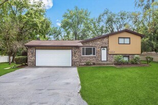 33W067 Bonnie St in St. Charles, IL - Building Photo