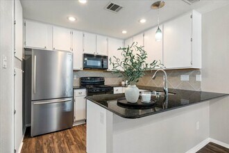 1748 Ohlen Rd in Austin, TX - Foto de edificio - Building Photo