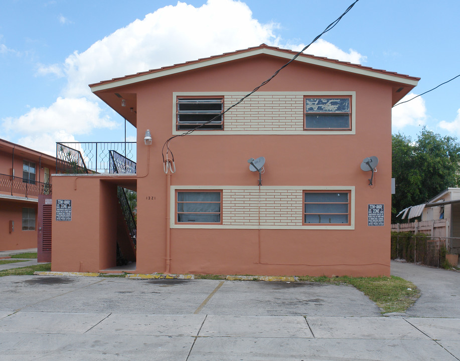 1321 NW 5th St in Miami, FL - Building Photo