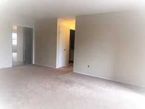 106 Keystone Ct, Unit 106C Keystone Ct in Woodbridge, NJ - Building Photo - Building Photo