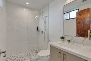 3063 SW 21st Ter in Miami, FL - Building Photo - Building Photo